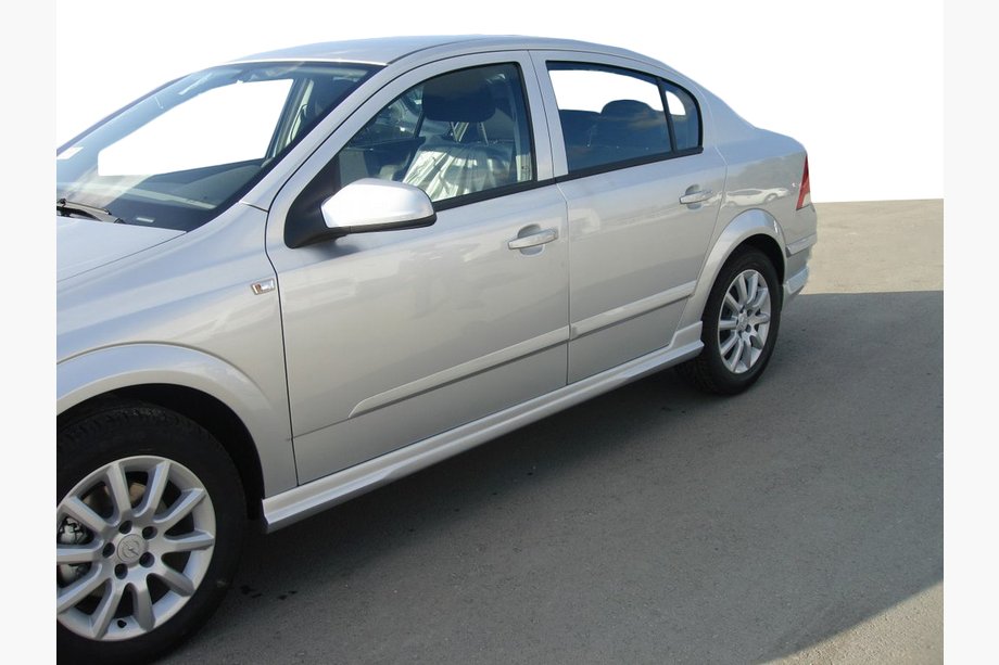 Opel Astra H 2004–2013 Boční prahy Sedan (k lakování) Image