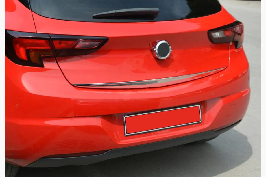 Opel Astra K 2016–2021 Nerezová lišta spodní hrany víka kufru (HB) Image