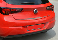 Opel Astra K 2016–2021 Nerezová lišta spodní hrany víka kufru (HB) Chrom fotografie 1