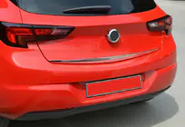 Opel Astra K 2016–2021 Nerezová lišta spodní hrany víka kufru (HB) fotografie 1