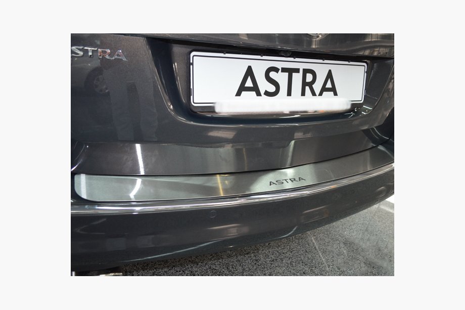 Opel Astra J 2009–2015 Nerezová lišta zadního nárazníku Natanika Image