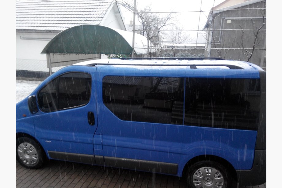 Nissan Primastar 2002–2014 Černé střešní ližiny Krátká verze, kovové patky Fotografie 4