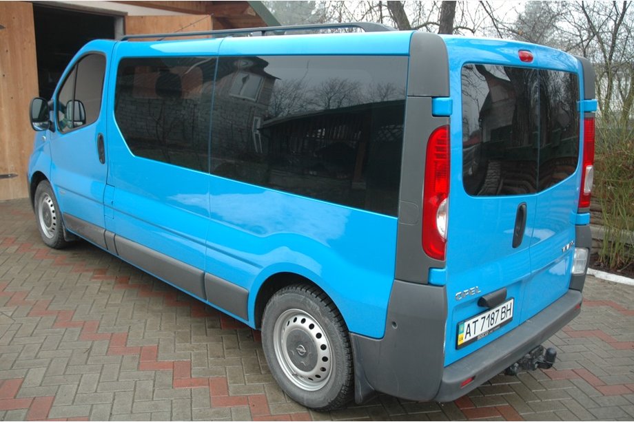Nissan Primastar 2002–2014 Černé střešní ližiny Krátká verze, kovové patky Fotografie 3