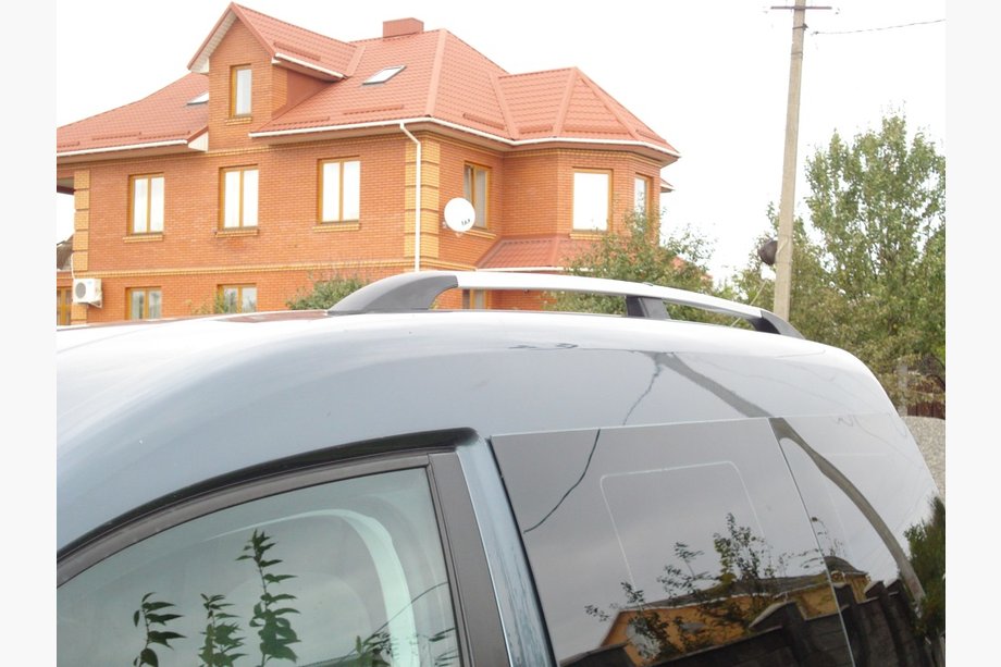 Volkswagen Caddy 2010–2015 Chromované střešní ližiny Standardní, kovové patky Fotografie 2