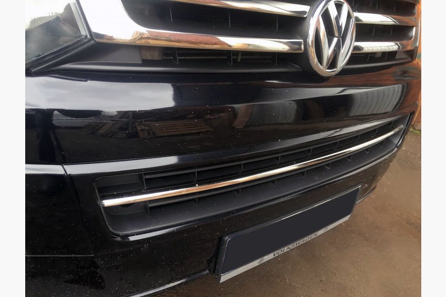 Volkswagen T5 2010–2015 Nerezová lišta na mřížku nárazníku Carmos - turecká ocel Image