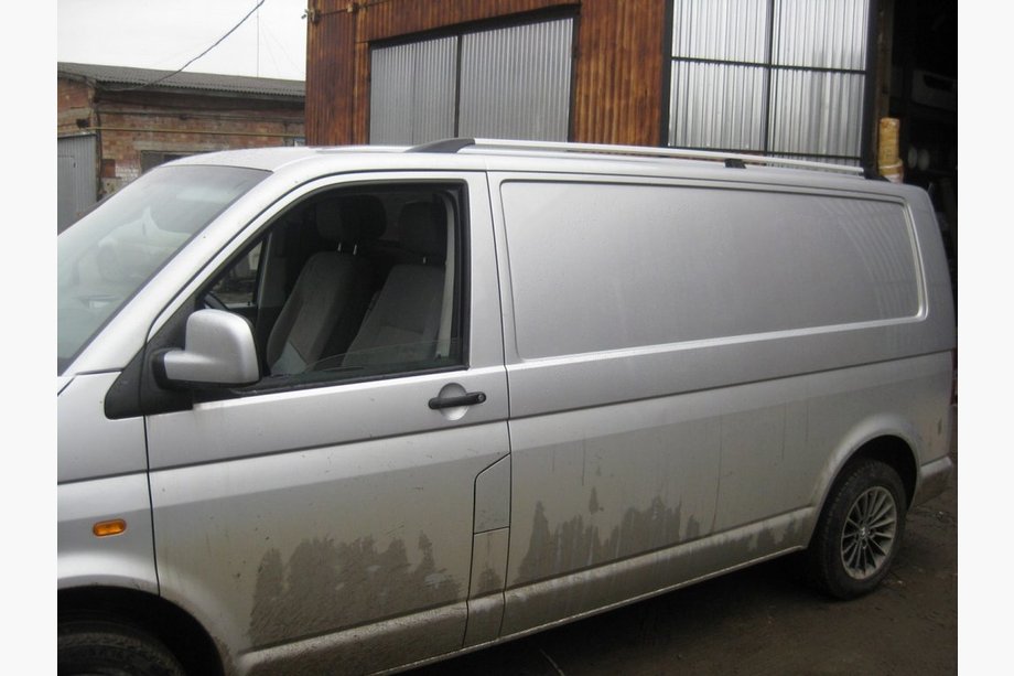 Volkswagen T5 Transporter 2003–2010 Chromované střešní ližiny Dlouhý rozvor, kovové patky Fotografie 2