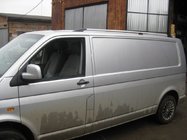 Volkswagen T5 Transporter 2003–2010 Chromované střešní ližiny Krátký rozvor, kovové patky fotografie 2