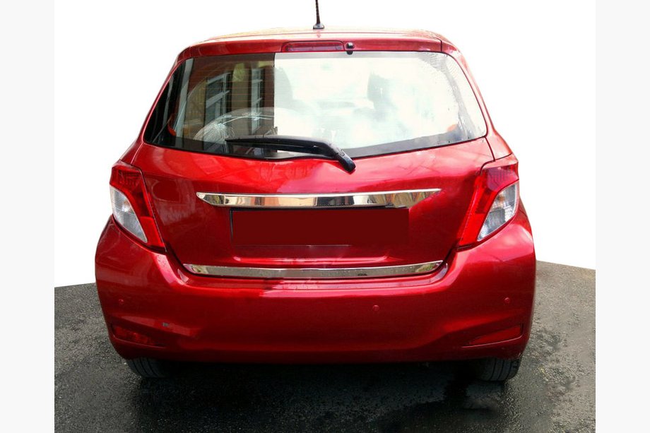 Toyota Yaris 2010–2020 Nerezová lišta na hranu víka kufru Image