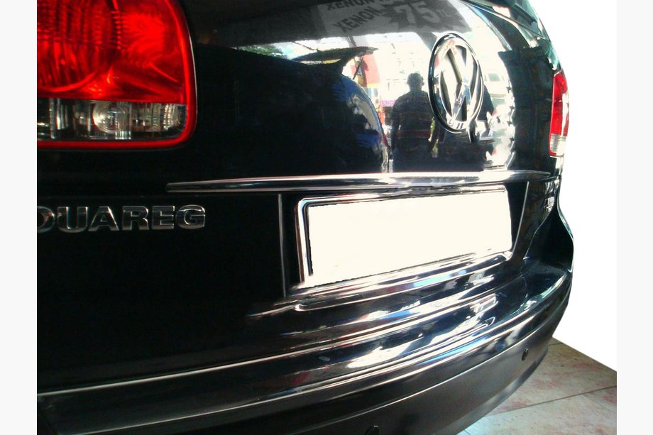 Volkswagen Touareg 2002–2010 Chromová lišta nad SPZ (nerez) Image