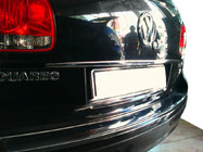 Volkswagen Touareg 2002–2010 Chromová lišta nad SPZ (nerez) fotografie 1