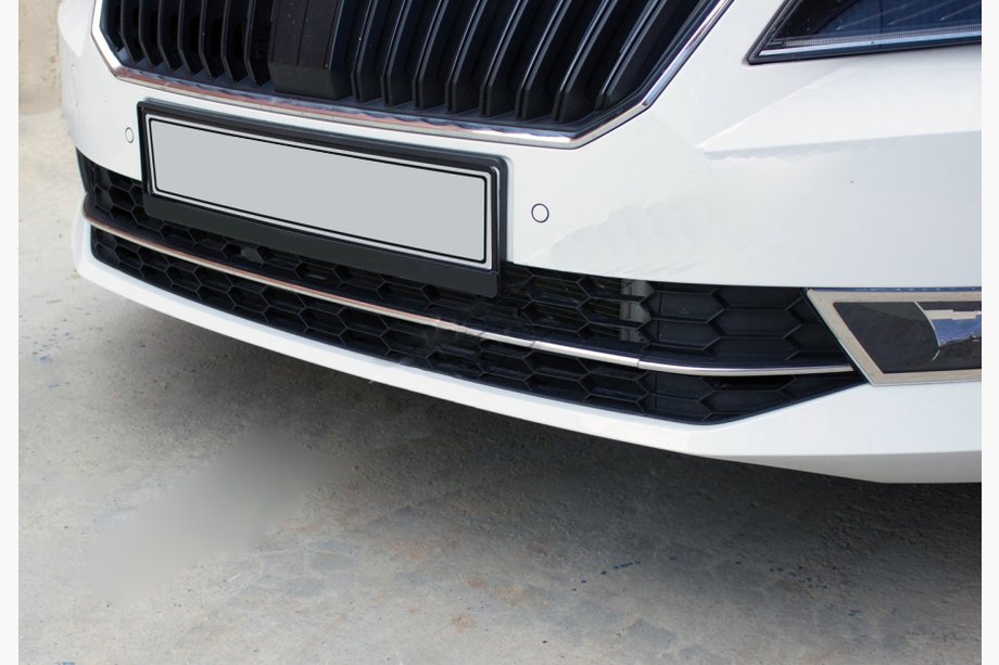 Skoda Superb 2015–2024 SLEVA! Nerezové lišty na přední nárazník OmsaLine (3 ks) Image