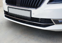 Skoda Superb 2015–2024 SLEVA! Nerezové lišty na přední nárazník OmsaLine (3 ks) fotografie 1