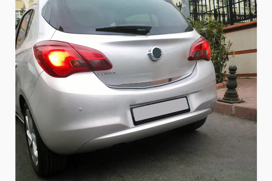 Opel Corsa D 2007–2014 Nerezová lišta hrany víka kufru Image