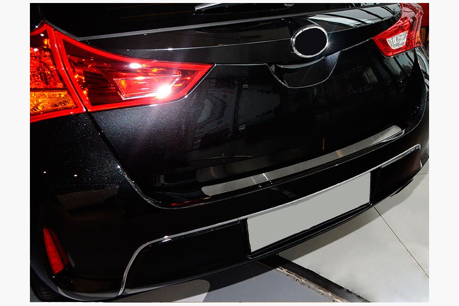 Toyota Auris 2012–2018 Chromová lišta na zadní nárazník Nataniko (HB, nerez) Image