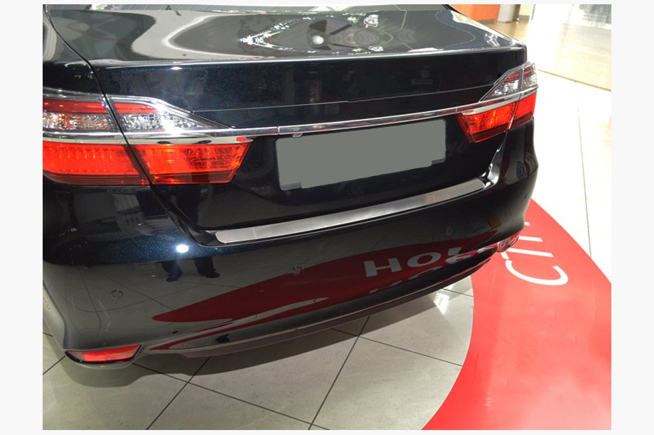 Toyota Camry 2011–2017 Nerezová lišta na zadní nárazník Nathaniko Image