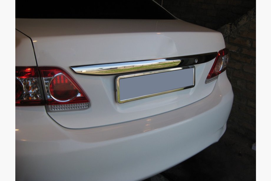 Toyota Corolla 2007–2013 Nerezová lišta nad SPZ 2010-2013 Image