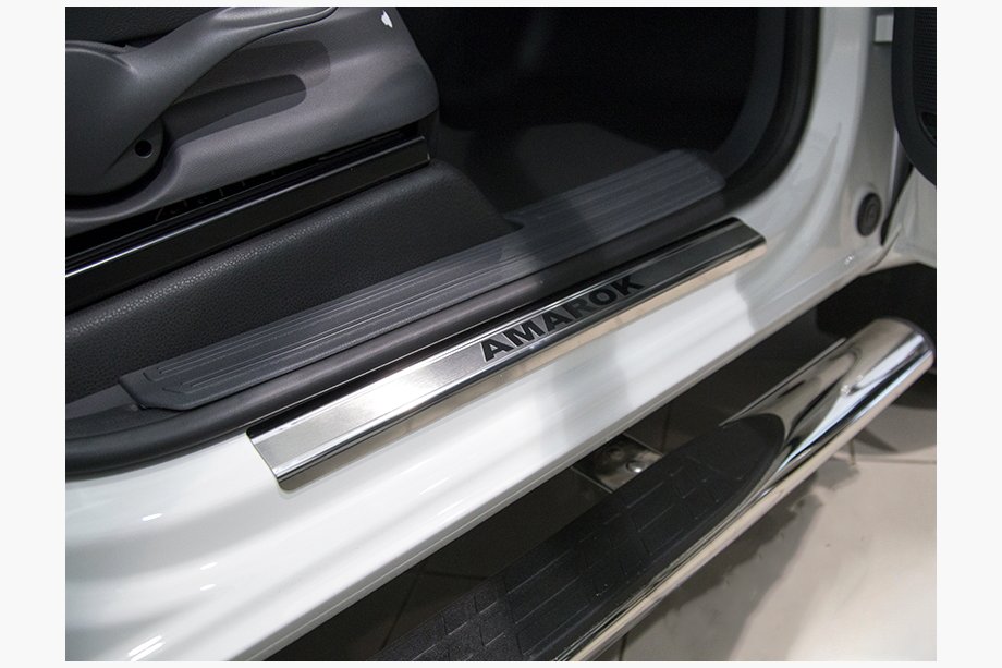 Volkswagen Amarok 2010–2022 Nerezové kryty prahů Nataniko (4 ks, nerez) Carbon – 3M páska, 0,8 mm Image