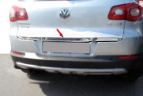 Volkswagen Tiguan 2007–2016 Nerezová lišta na hranu víka kufru fotografie 9