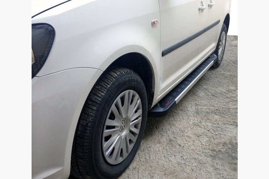 Volkswagen Caddy 2004–2010 Boční nášlapy Red-style (2 ks, hliník) Image