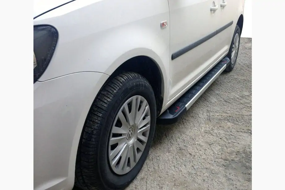 Volkswagen Caddy 2010–2015 Boční nášlapy Red-style (2 ks, hliník) Image