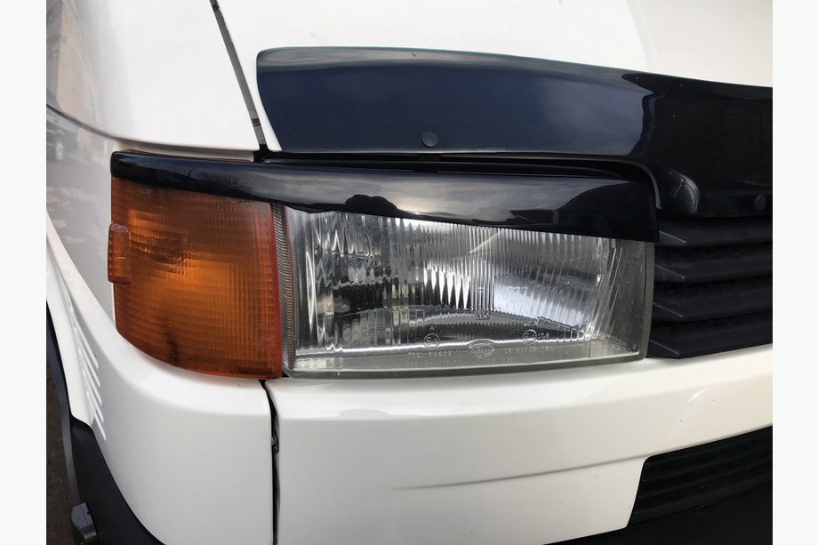 Volkswagen T4 Transporter 1990–2003 Mračítka na světlomety pro rovnou kapotu (2 ks) Černý lesk Image