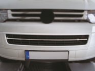 Volkswagen T5 2010–2015 Nerezová lišta na mřížku nárazníku Carmos - turecká ocel fotografie 5