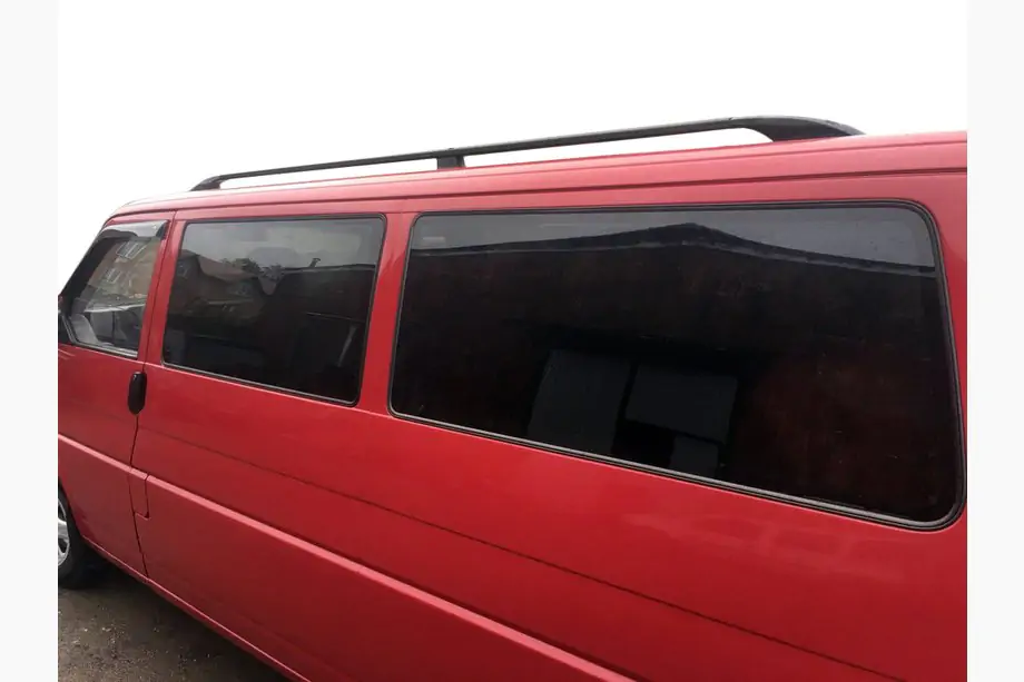 Volkswagen T4 Caravelle/Multivan 1990–2003 Černé střešní ližiny Image