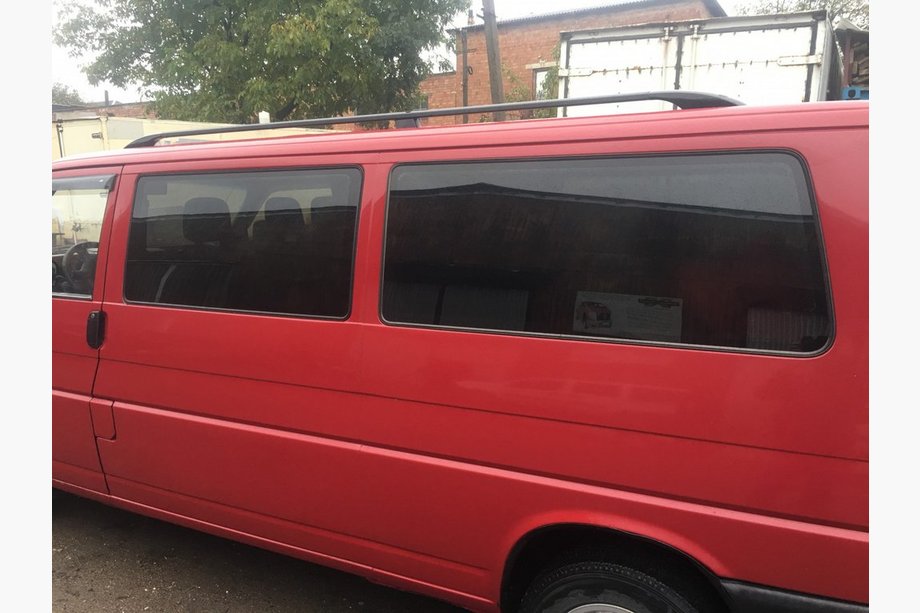 Volkswagen T4 Caravelle/Multivan 1990–2003 Černé střešní ližiny Krátký rozvor, kovové patky Fotografie 2