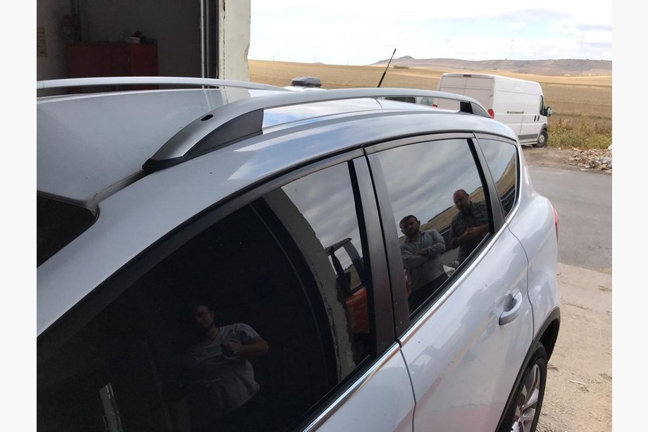 Ford Kuga 2008–2013 Střešní ližiny Skyport (šedé) Image