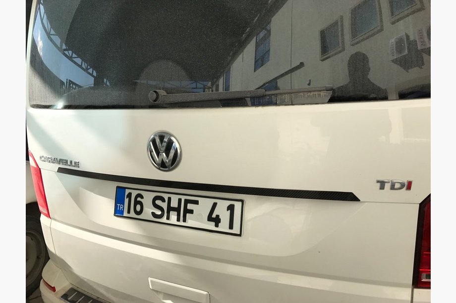 Volkswagen T6 2015–2024 Lišta nad SPZ (karbon) Image