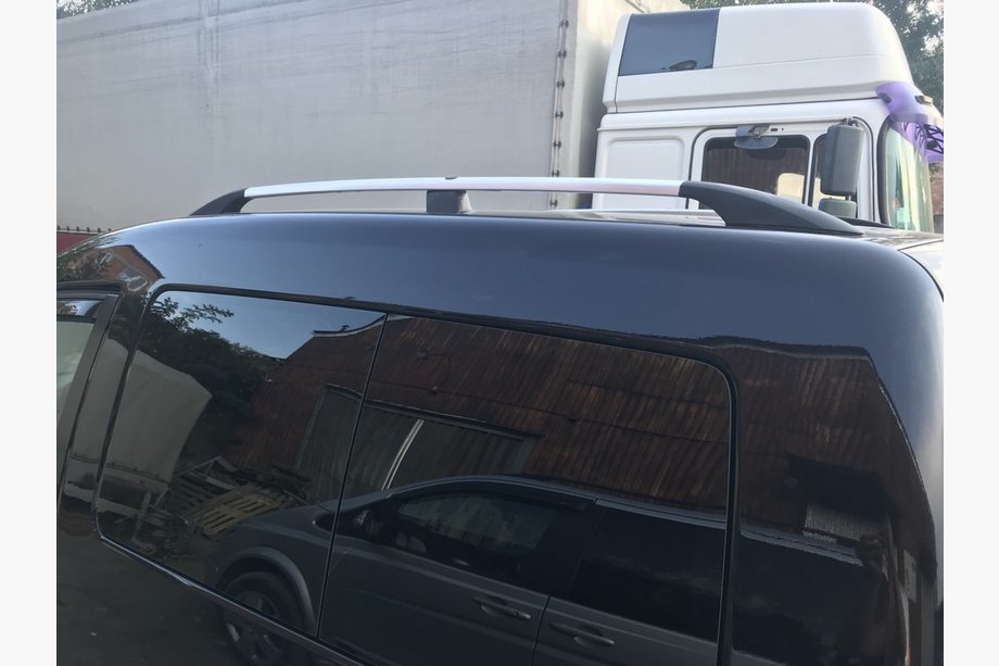 Volkswagen Caddy 2004–2010 Chromované střešní ližiny Maxi, plastové patky Image
