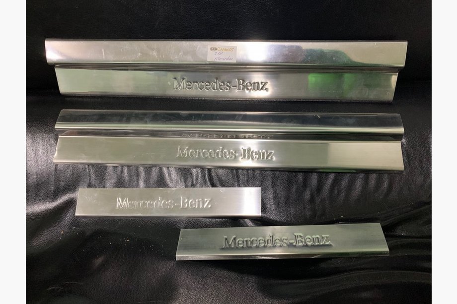 Mercedes třída E W210 1995–2002 Široké nerezové kryty prahů (Carmos, 4 ks) Image