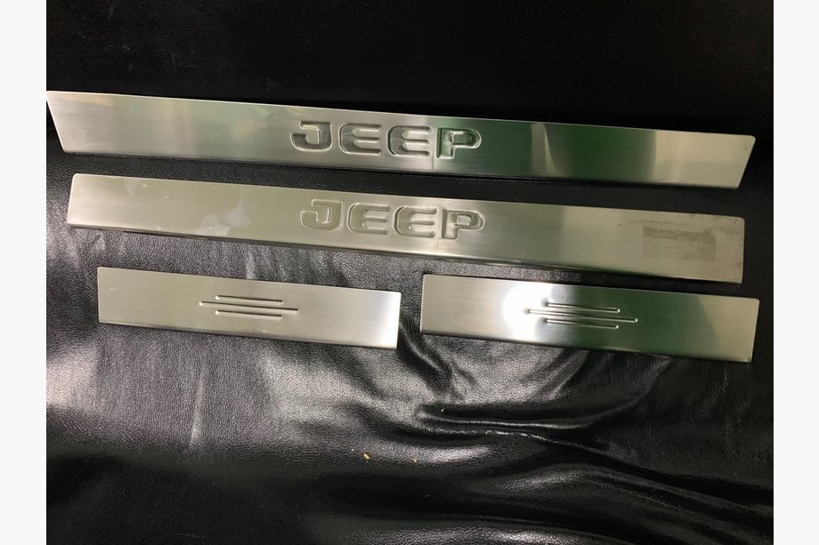 Jeep Grand Cherokee WK2 2010–2021 Nerezové kryty prahů Carmos (4 ks) Image