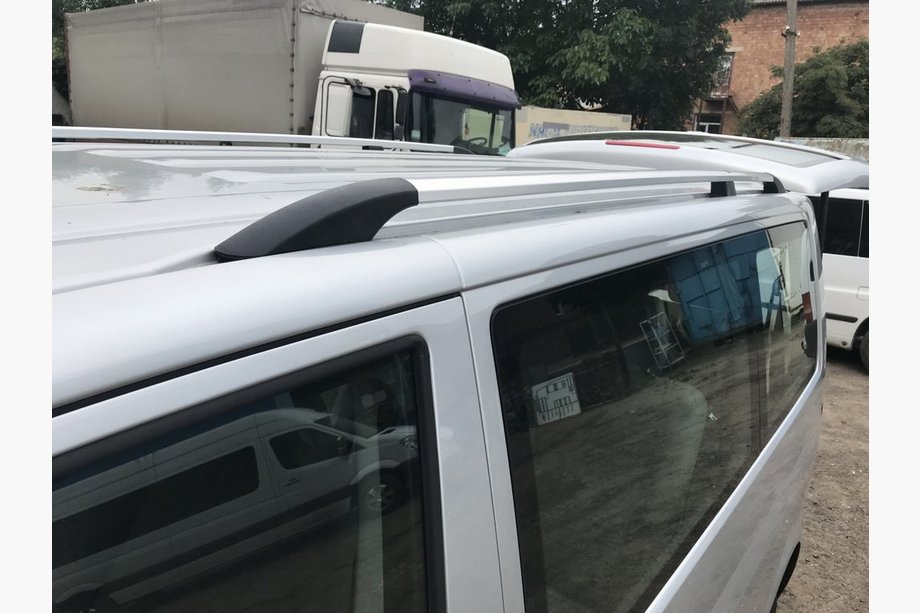 Volkswagen T5 2010–2015 Chromované střešní ližiny Dlouhý rozvor, plastové patky Image