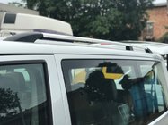 Volkswagen T5 Transporter 2003–2010 Chromované střešní ližiny Krátký rozvor, kovové patky fotografie 1