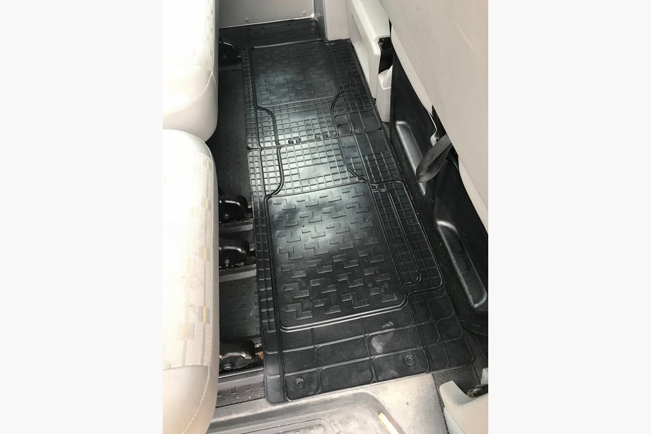 Volkswagen T5 Caravelle 2004–2010 Zadní gumové koberečky do interiéru (2 ks, Polytep) Fotografie 1