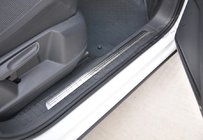 Volkswagen Tiguan 2016–2023 Nerezové lišty vnitřních prahů OmsaLine fotografie 1