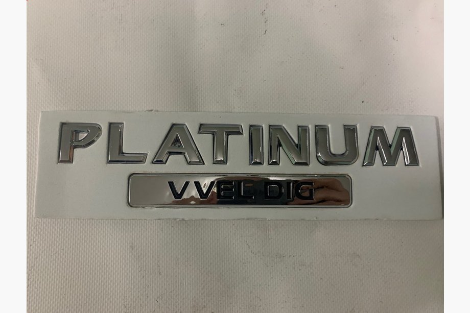 Nissan Patrol Y62 2010–2024 Emblém Platinum Image