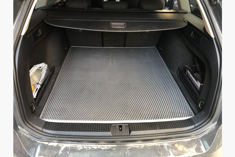 Volkswagen Passat B8 2015–2023 Vanička do kufru EVA (černá) SW Image