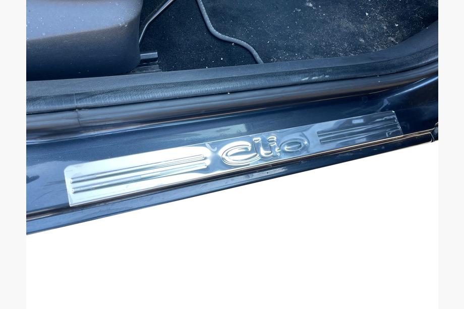 Renault Clio III 2005–2012 Nerezové kryty prahů OmsaLine (4 ks) Image