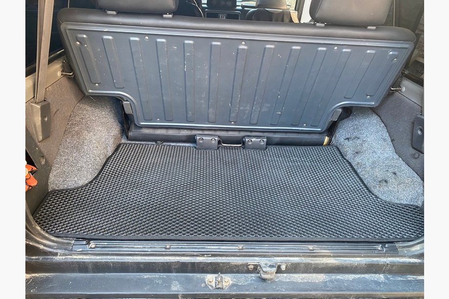 Nissan Patrol Y60 1988–1997 EVA rohož do kufru krátká (EVA, černá) Image