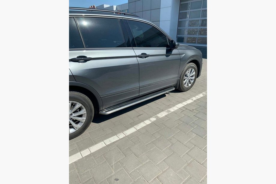 Volkswagen Tiguan 2016–2023 OEM boční nášlapy pro standardní verzi (2 ks, hliník) Image