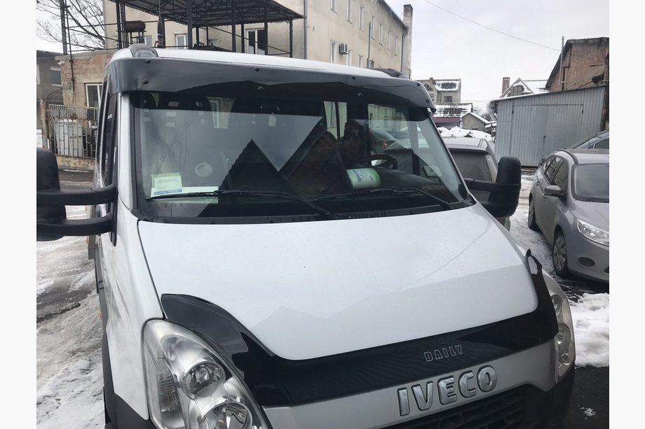 Iveco Daily 2006–2014 Kšilt na čelní sklo V1 (černý lesk, 5 mm) Image