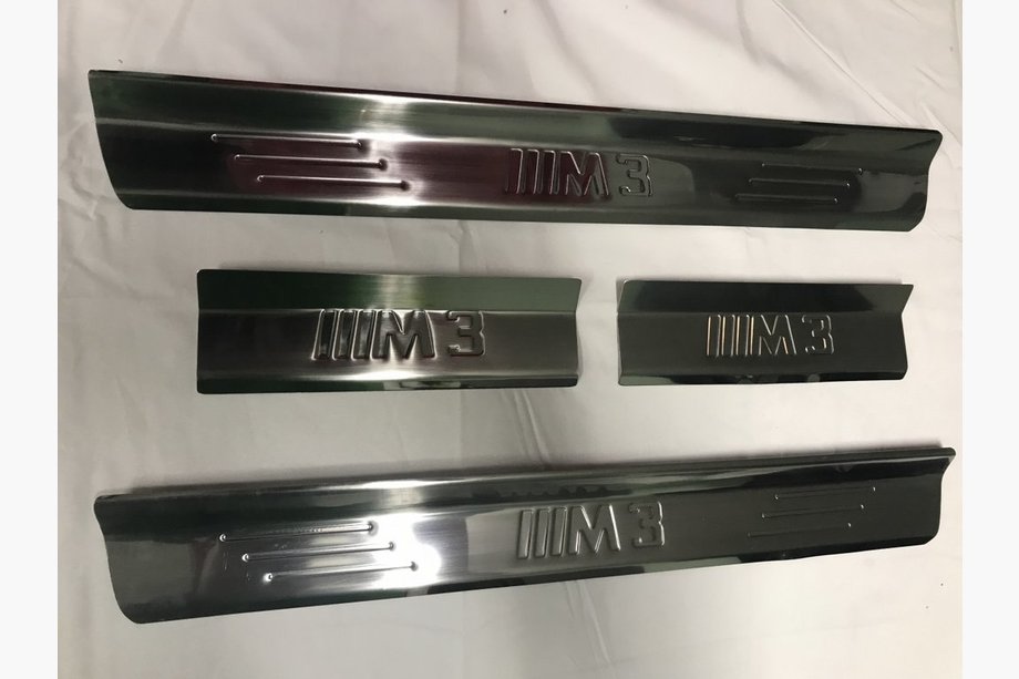 BMW řada 3 E46 1998–2006 Chromové kryty prahů (4 ks, Carmos) Image