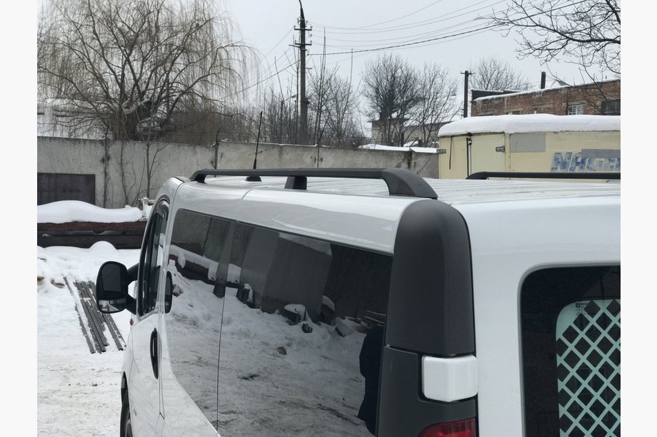 Renault Trafic 2001–2015 Černé střešní ližiny Dlouhé, plastové patky Image