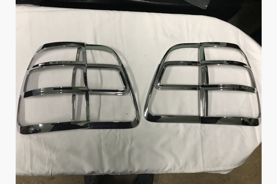 Toyota Land Cruiser 100 1998–2007 Chromové kryty brzdových světel (2 ks, plast) Image