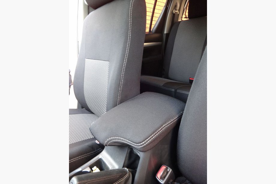 Toyota Hilux 2015– Autopotahy (látkové, Classik) Image