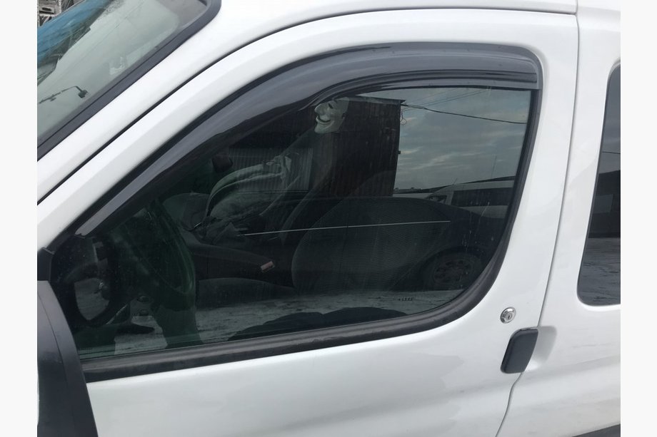 Peugeot Partner 1996–2008 Ofuky oken černé (2 ks, DDU-Aomis) Image