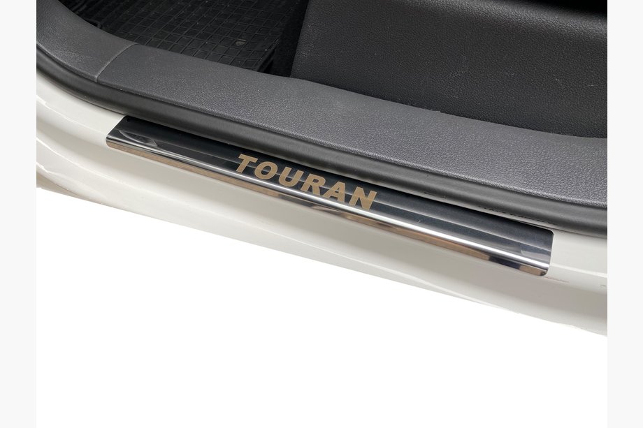 Volkswagen Touran 2010–2015 Nerezové kryty prahů Carmos (4 ks) Fotografie 1