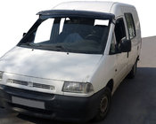 Citroen Jumpy 1996–2007 Sluneční kšilt na čelní sklo (černý lesk, 5 mm) fotografie 1